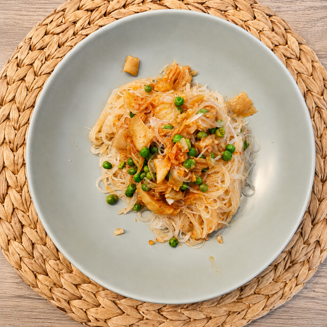 Spaghetti di Soia con Kimchi e Piselli
