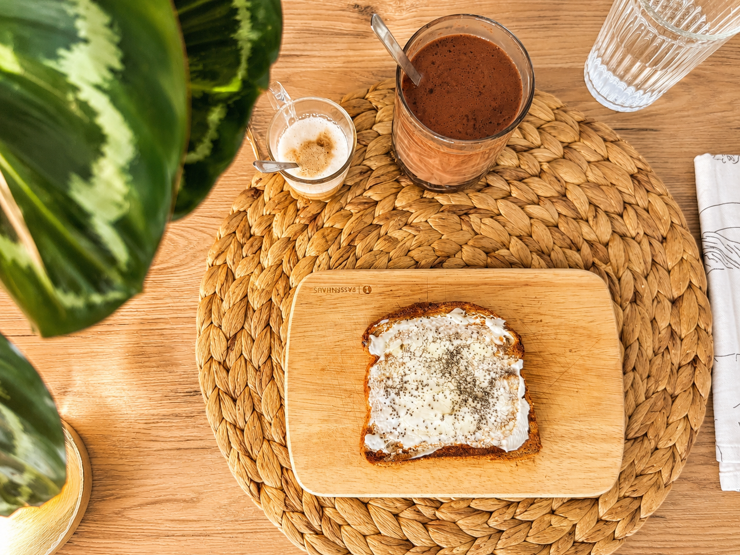 Pane Tostato con Formaggio Spalmabile Light, Miele e Semi di Papavero con Latte di Mandorla