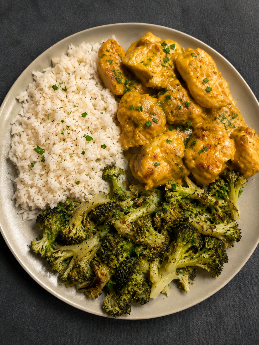 Bocconcini di Pollo con Crema di Funghi, Cavolfiore Siciliano e Riso Basmati